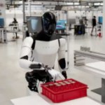 Le robot Optimus de chez Tesla s'occupe des cellules d'une batterie