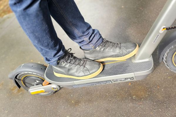 Xiaomi Electric Scooter 6 Max test deck pieds
