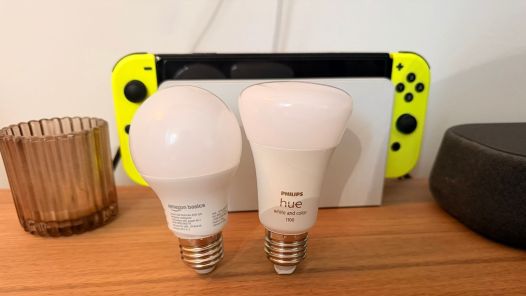 Amazon Basics Smart à gauche et Philips Hue à droite