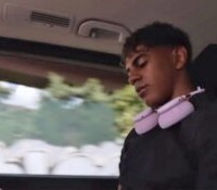Le joueur de foot espagnol Lamine Yamal portant autour du cou ce qui serait le prochain casque beats // Source : Instagram Lamine Yamal