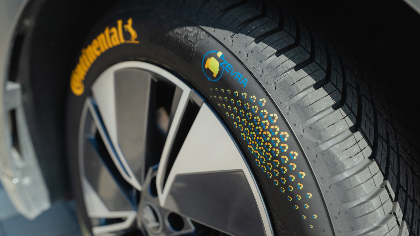 Bouteilles en plastique et sable : ce pneu Continental pour voiture électrique est composé à 80 % de matériaux durables — Frandroid