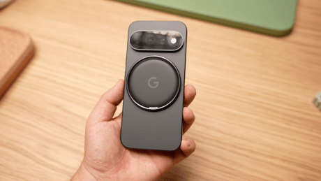 Google Pixel 11 Pro noir (avec accessoire au dos) // Source : Robin Wycke - Frandroid