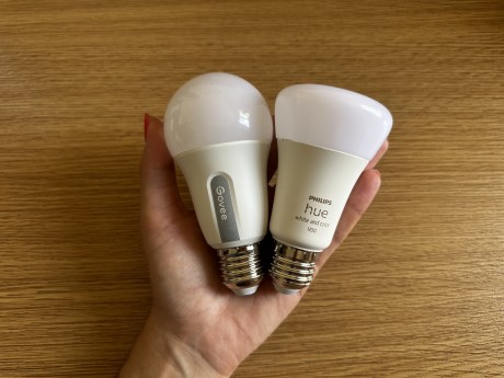 Une ampoule Govee et une ampoule Philips Hue, pour la comparaison. // Source : Noémie Koskas pour Frandroid