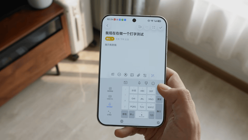Le Huawei Pura X View devine quelle main tient le téléphone extra-large et c’est très pratique