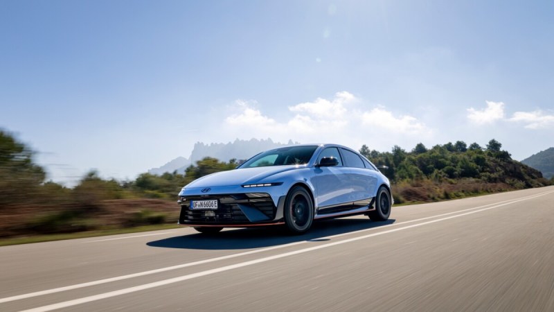 Surprise ! Face à la Tesla Model 3 Performance, la Hyundai Ioniq 6 N arrive en France avec 650 ch et une fausse boîte de vitesse