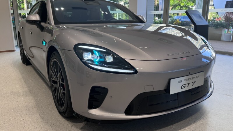 Elle ressemble à une Porsche, coûte 27 000 € et tourne sous Huawei : on a conduit l’Aistaland GT7 électrique en Chine