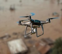 Les drones sont essentiels dans la recherche des personnes disparues suite aux inondations meurtrières au Népal. // Source : Montage Frandroid