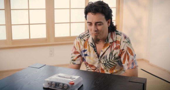 Palmer Luckey devant son clone de la Nintendo 64, la ModRetro M64 // Source : ModRetro Palmer Luckey devant son clone de la Nintendo 64, la ModRetro M64 // Source : ModRetro