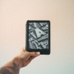 Une Kindle d'Amazon // Source : Ivett M - Pexels