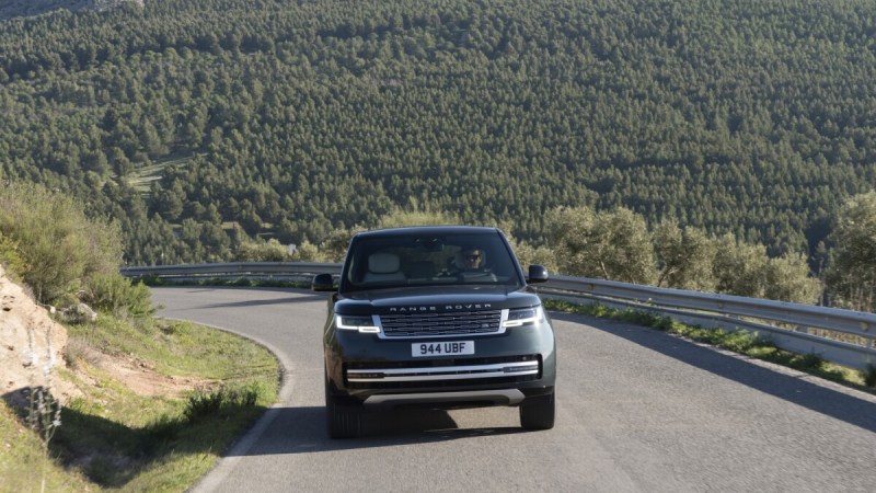 On a pris le volant du Range Rover électrique : 550 ch cachés sous un look inchangé