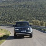 On a pris le volant du Range Rover électrique : 550 ch cachés sous un look inchangé