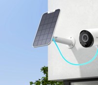 La caméra Reolink Argus Eco avec son panneau solaire.