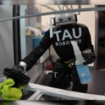 Ce robot humanoïde vient faire le ménage chez les gens. // Source : Tau Robotics Ce robot humanoïde vient faire le ménage chez les gens. // Source : Tau Robotics