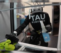 Ce robot humanoïde vient faire le ménage chez les gens. // Source : Tau Robotics