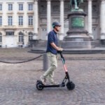 Rouler côte à côte en trottinette électrique : la décision surprise d&rsquo;un pays voisin pour 2027