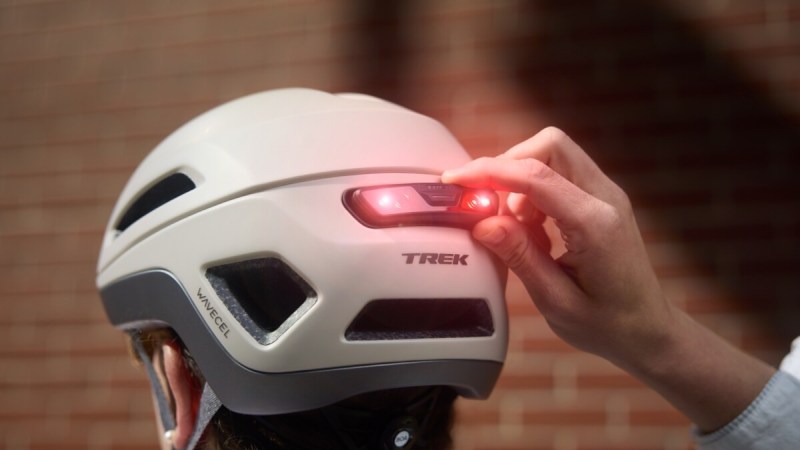 Feu arrière magnétique et boucle aimantée : Trek lance son casque vélo ultime pour la ville