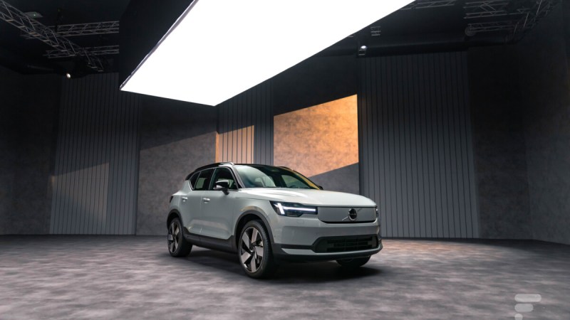 On est montés à bord du nouveau Volvo EX40 : écran géant et Gemini aux commandes