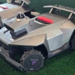 Cette tondeuse Anthbot a un bras coupe-bordures et transmission six à moteurs