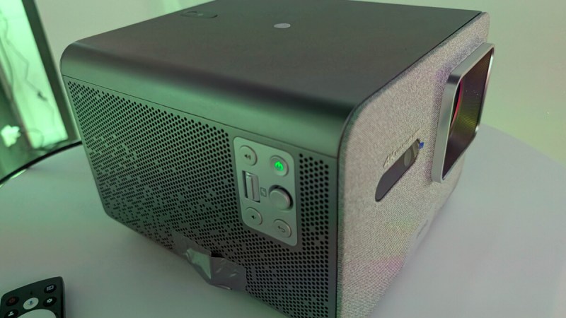 Ce vidéoprojecteur 4K laser promet d’éliminer le pire défaut du home cinéma (et vos consoles vont l’adorer)