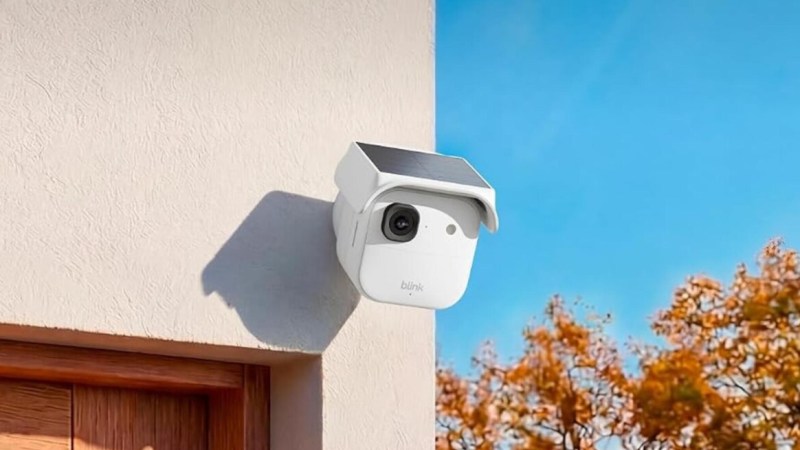 La récente petite caméra Blink Solaris 2K+ coiffée d’un panneau solaire perd plus de la moitié de son prix