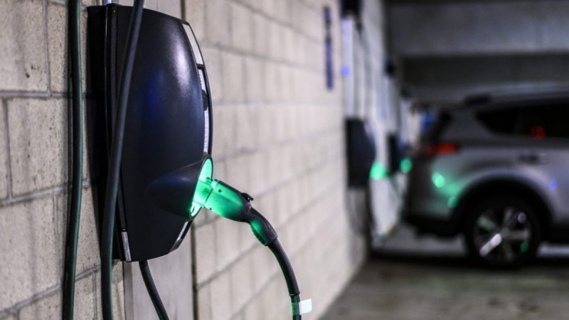 Voiture électrique en appartement : la méthode légale pour imposer sa borne sans vote en AG