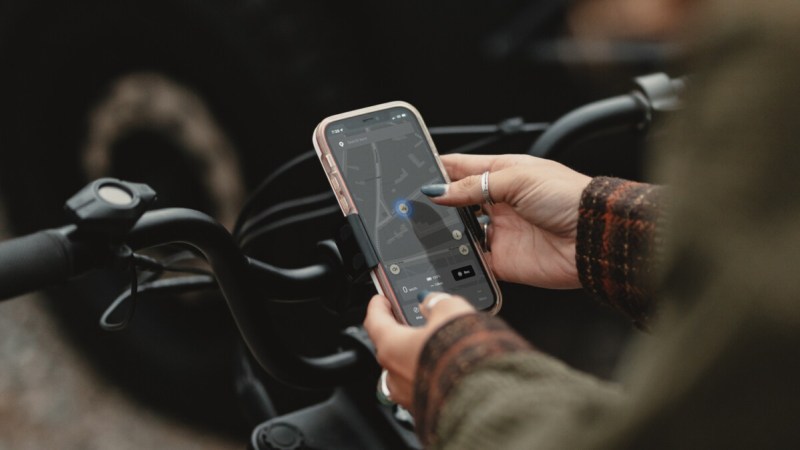 Un an d’autonomie et traçage en sous-sol : voici Astra, une nouvelle technologie ultra puissante face au vol de vélo