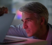 craig federighi novembre 2020 ouvrant un Macbook