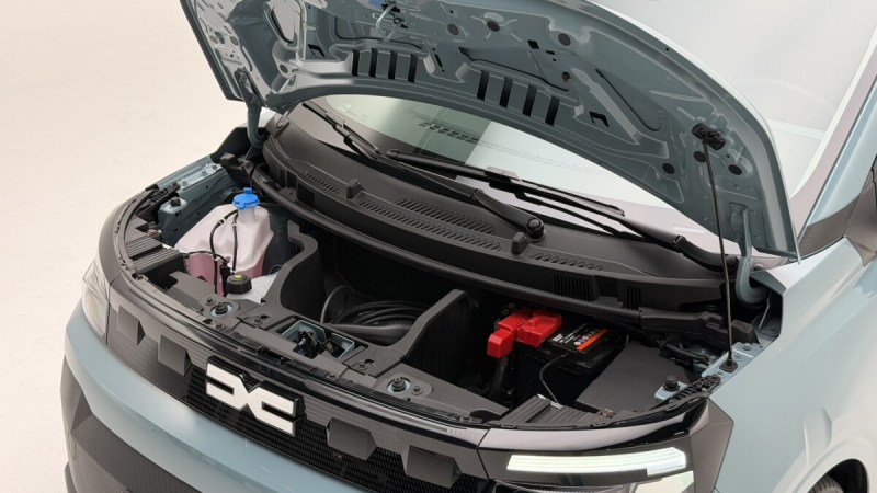 Ce que la Twingo n’a pas : le coffre avant de la Dacia Spring coûte 150 €