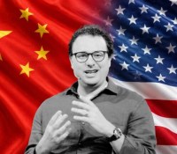 Dario Amodei (Anthropic) s'attire les foudres de la Chine. // Source : Photo TechCrunch Disrupt 2023 (montage Frandroid)