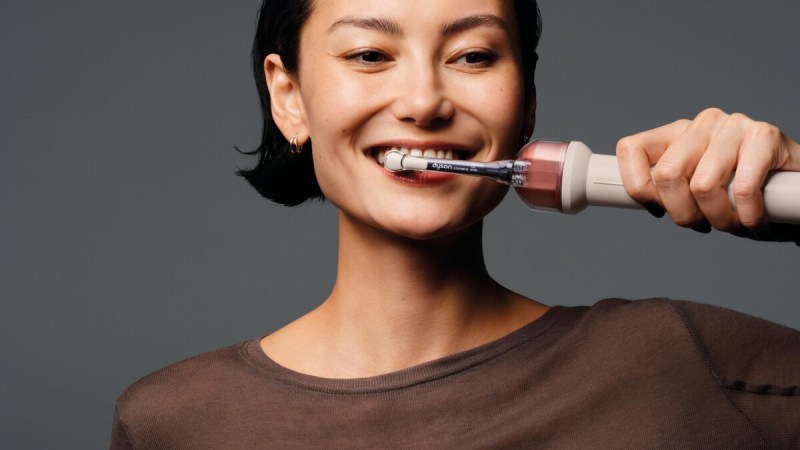 La Dyson CameraJet est une brosse à dents connectée ultra high-tech qui vise entre vos dents