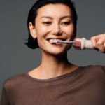 La Dyson CameraJet est une brosse à dents connectée ultra high-tech qui vise entre vos dents