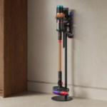Le prix de la version la plus complète du Dyson V16 qui aspire et lave en un geste s&rsquo;effondre de 280 €