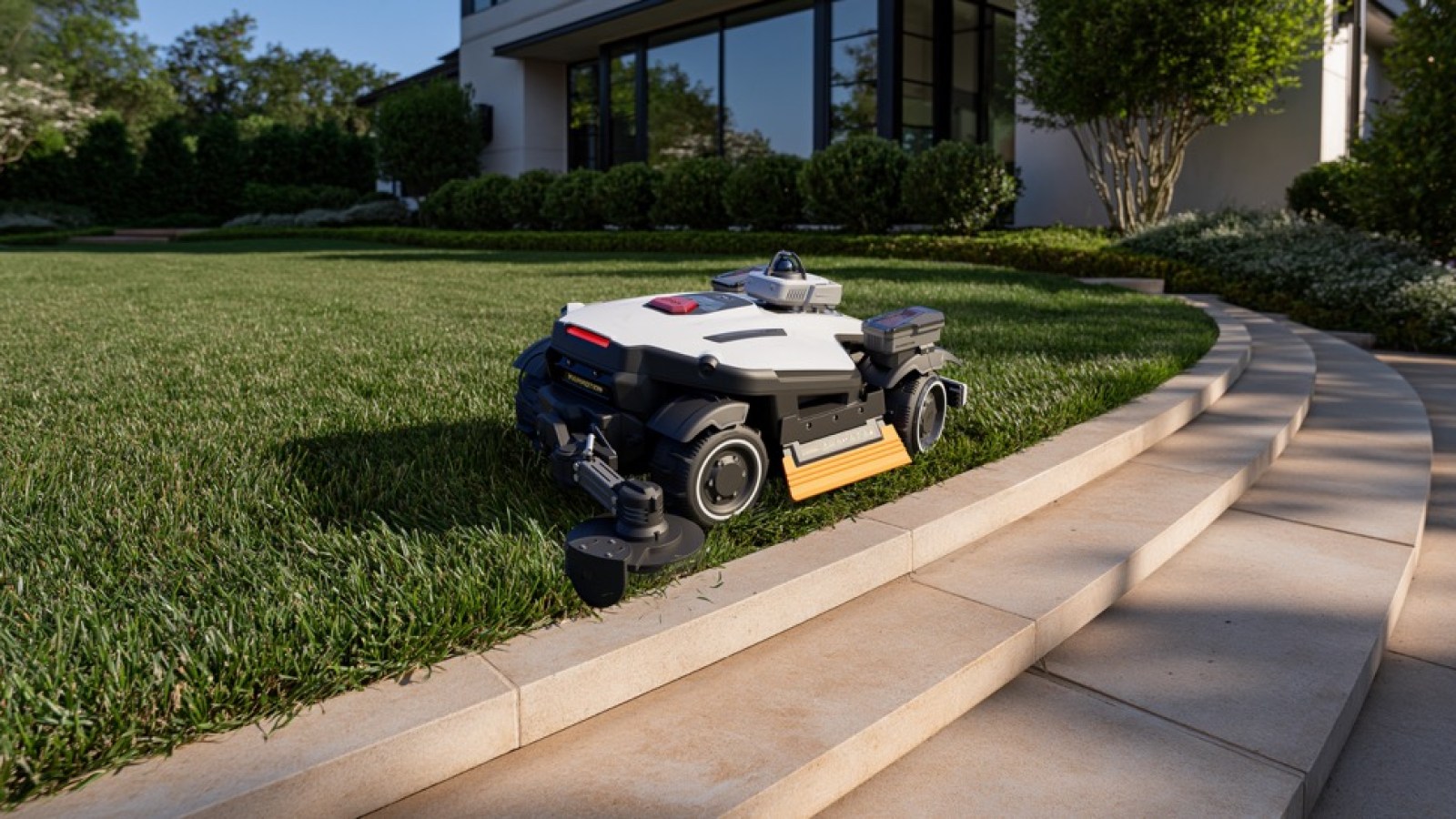 Mammotion officialise la Luba 4 AWD avec un module coupe-bordures (et une nouvelle gamme pro Maston)