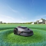 Bras robotisé cueilleur de fruits et coupe à 0 cm : voici les nouveautés des robots tondeuses de Mova