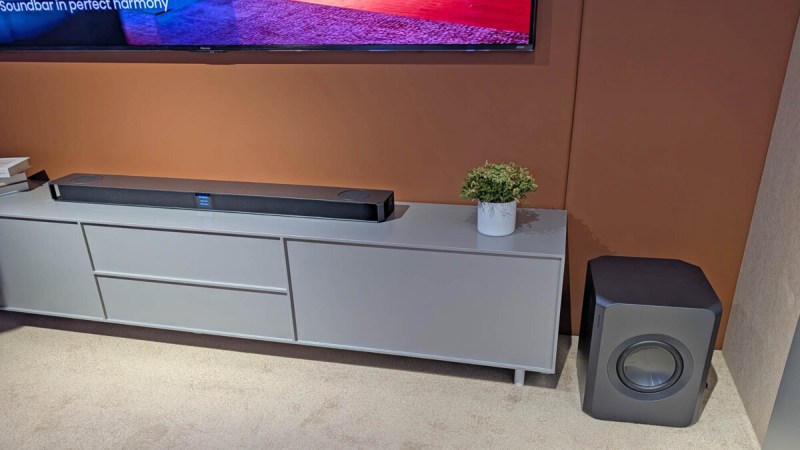 26 haut-parleurs, 1 840 W : Hisense dévoile sa barre de son ultime taillée pour le home cinéma avec Devialet