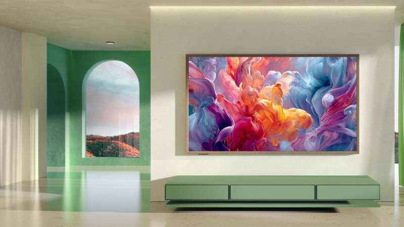 Écran tactile, roulettes et 10h sur batterie : cette étonnante TV Hisense s’emporte partout
