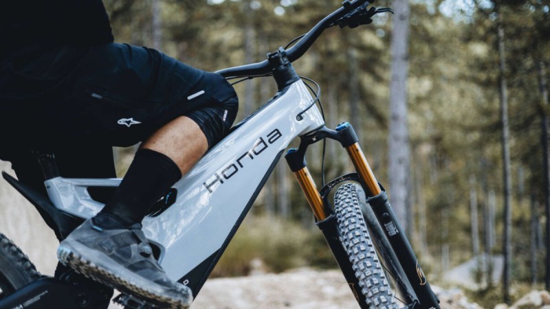 20 ans après son modèle mythique, Honda crée la surprise en dévoilant un tout nouveau VTT électrique au look inédit
