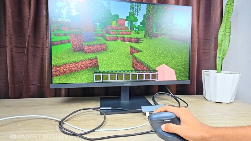 Un youtubeur intègre un ordinateur complet basé sur un Samsung Galaxy S21 dans une souris