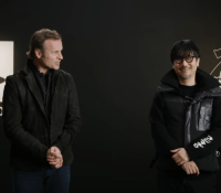 Hermen Hulst (PlayStation) et Hideo Kojima lors de l'annonce de PHYSINT en 2024