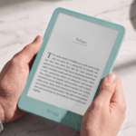 Kindle 12e génération : des images officielles montrent un écran aux coins arrondis et quatre coloris