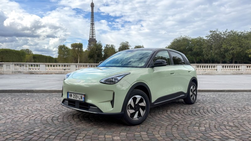 On est montés à bord de la Geely E2 : la citadine électrique la plus vendue de Chine arrive en France pour faire peur à la R5