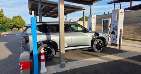 Kia EV5 en pleine recharge // Source : Justine Pérou pour Frandroid Kia EV5 en pleine recharge // Source : Justine Pérou pour Frandroid