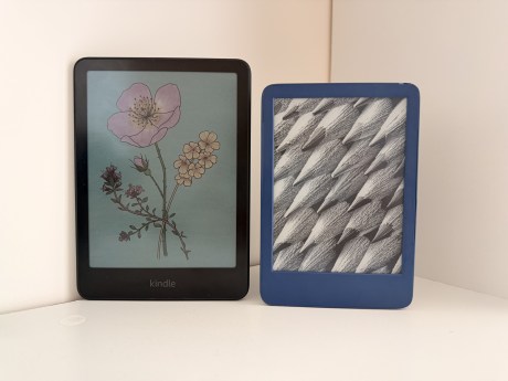 Kindle Colorsoft à côté de la Kindle 2022