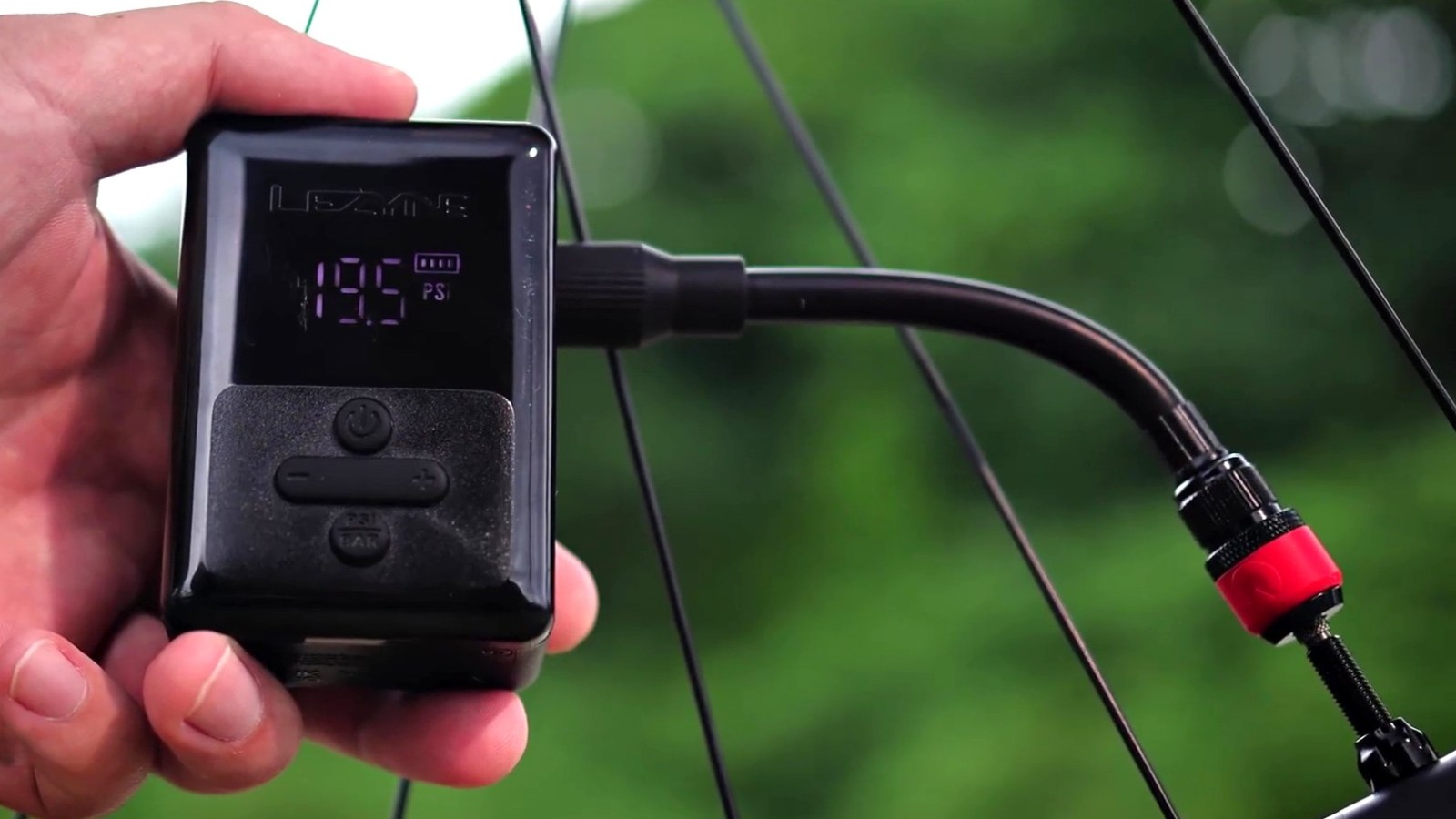 Batterie amovible et grosse endurance : cette nouvelle mini-pompe électrique pour vélo a de beaux atouts