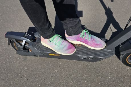 Navee GT5 Max deck pieds