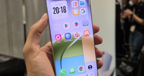 Tecno Next-Gen Bezelless Concept Phone // Source : Frandroid