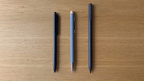Le stylet à côté d'un stylo classique et du stylet reMarkablePaperslate Pro // Source : J.R. pour Frandroid