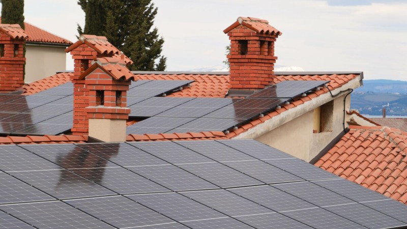 « Les panneaux solaires polluent » : l’ADEME tord le cou à ce mythe en France