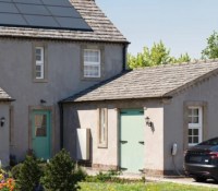 Powerwall en extérieur. // Crédits : Tesla