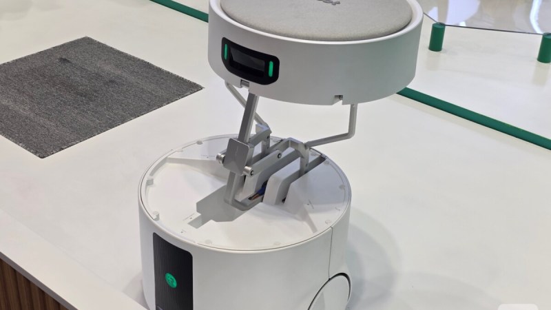 Cet aspirateur robot transporte un autre aspirateur robot pour mieux nettoyer sous les meubles